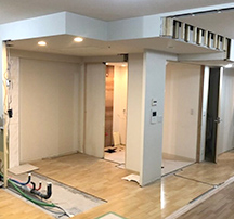 配管を活かしてキッチン開口部を拡張している工事の様子