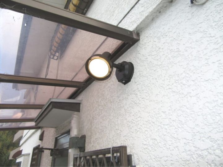 防犯対策に センサー付き防犯ライトの設置工事 富田林市 T様邸