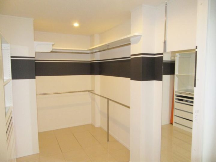 パイプ増設で、収納力アップ！アクセントクロスでオシャレに♪ウォークインクローゼットリフォーム工事