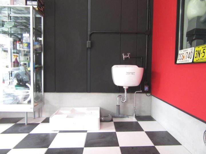 【ガレージリフォーム】ガレージ内部に洗濯機置き場を新設♪趣味や、アウトドアで使用したものが綺麗に洗える手洗い器も新設しました。