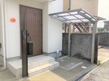 右手にサイクルポートの設置が完了しました。こちらはリクシルのフーゴを採用しました。