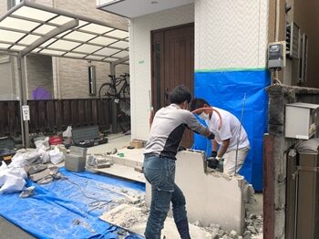 周囲を養生し、気を付けながら解体をしていきます。