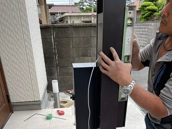 新しいポストを設置する為の門柱を建てます。