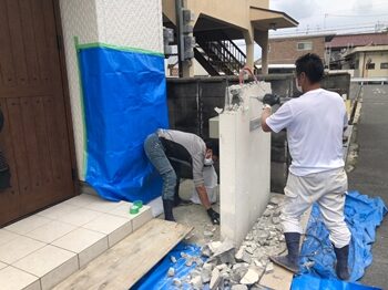 周囲を養生し、気を付けながら解体をしていきます。