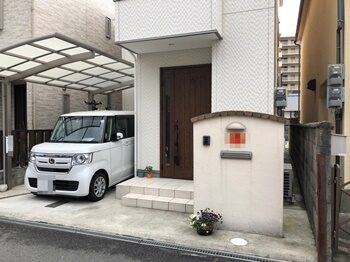 門柱を撤去し、表札とポストを移設します。