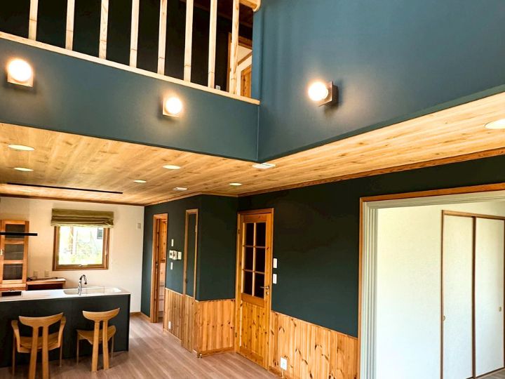   【戸建てリフォーム】ダークグリーン×木目柄で深みと統一感を生み出す壁紙・床材貼り替えリフォーム大阪府　H様邸