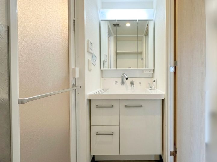 【マンションリフォーム】築13年の空間が新築同様の輝きに。清潔感溢れるモダンな洗面化粧台リフォーム　浪速区W様邸