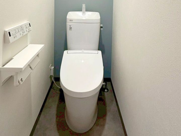 大阪市浪速区 マンションリフォーム|築13年の中古マンションを入居前に一新!アクセントクロスが映える清潔感あふれるトイレ空間へ W様邸