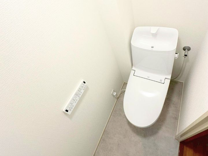   岸和田市 K様邸｜築41年のマンションのトイレが見違えるほどに！丁寧な養生からスタートする、LIXIL「アメージュ」で叶えた清潔感あふれる快適トイレリフォーム